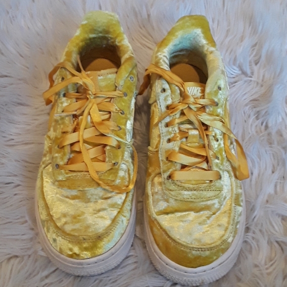 Nike - Picture 3 of 5